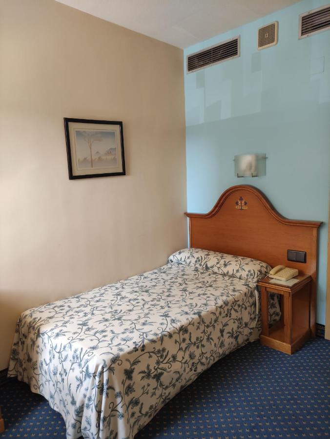 Hotel Ebora By Vivere Stays タラベラ・デ・ラ・レイナ エクステリア 写真